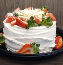 torta 4 leites com morango coberta